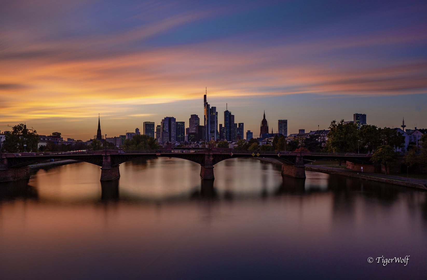 Goldene Stunde über der Skyline Frankfurt