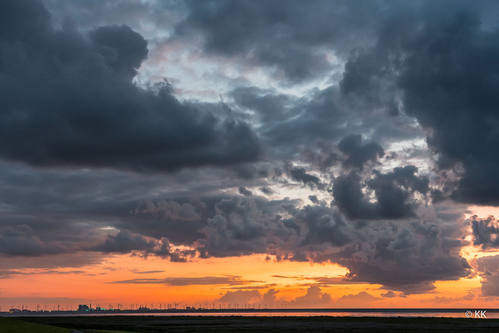 Goldene Stunde und dramatisches Wolkenspiel am Pilsumer Deich