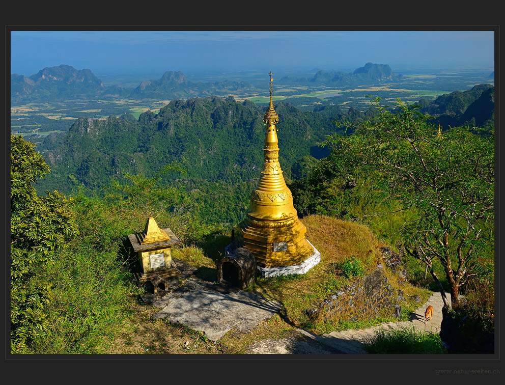 Goldene Stupas am Berg