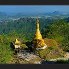 Goldene Stupas am Berg