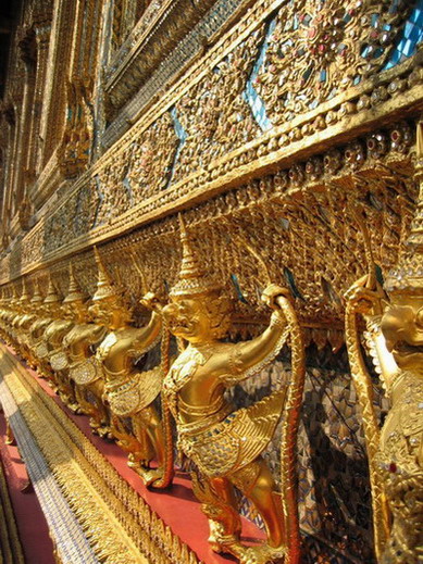 Goldene Wächter in Bangkok