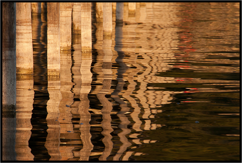 Goldene Wasserspiegelung