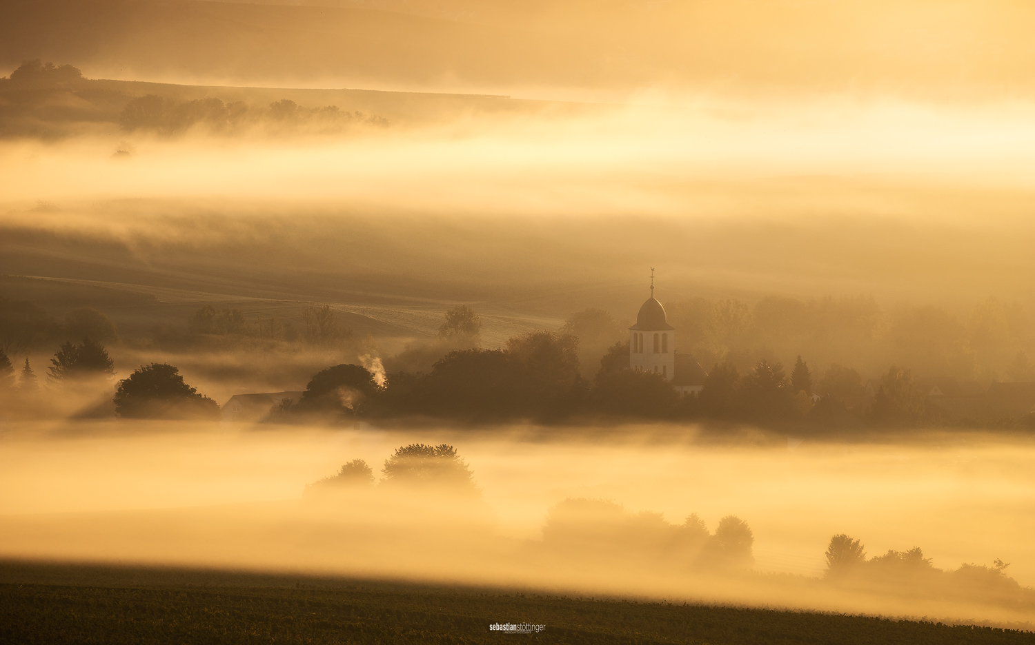 Goldener Bodennebel