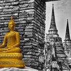 Goldener Buddha mit Tempeln