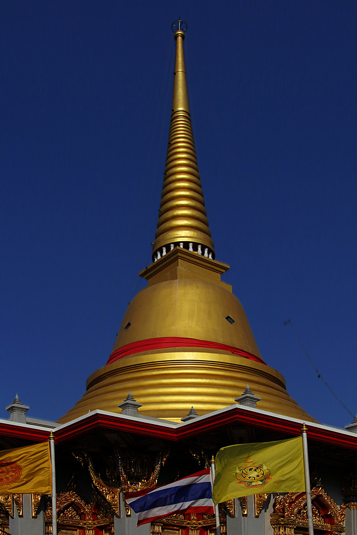 Goldener Chedi im Wat Bang Phli