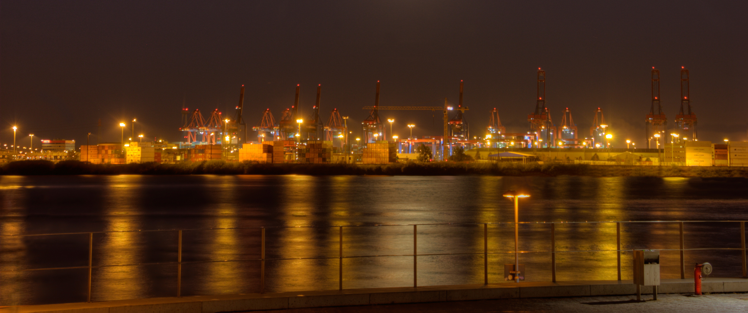 Goldener Containerhafen Hamburg