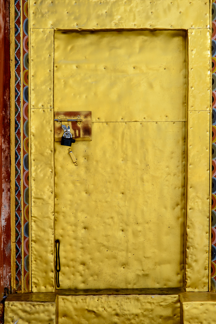 Goldener Eingang in Bhutan