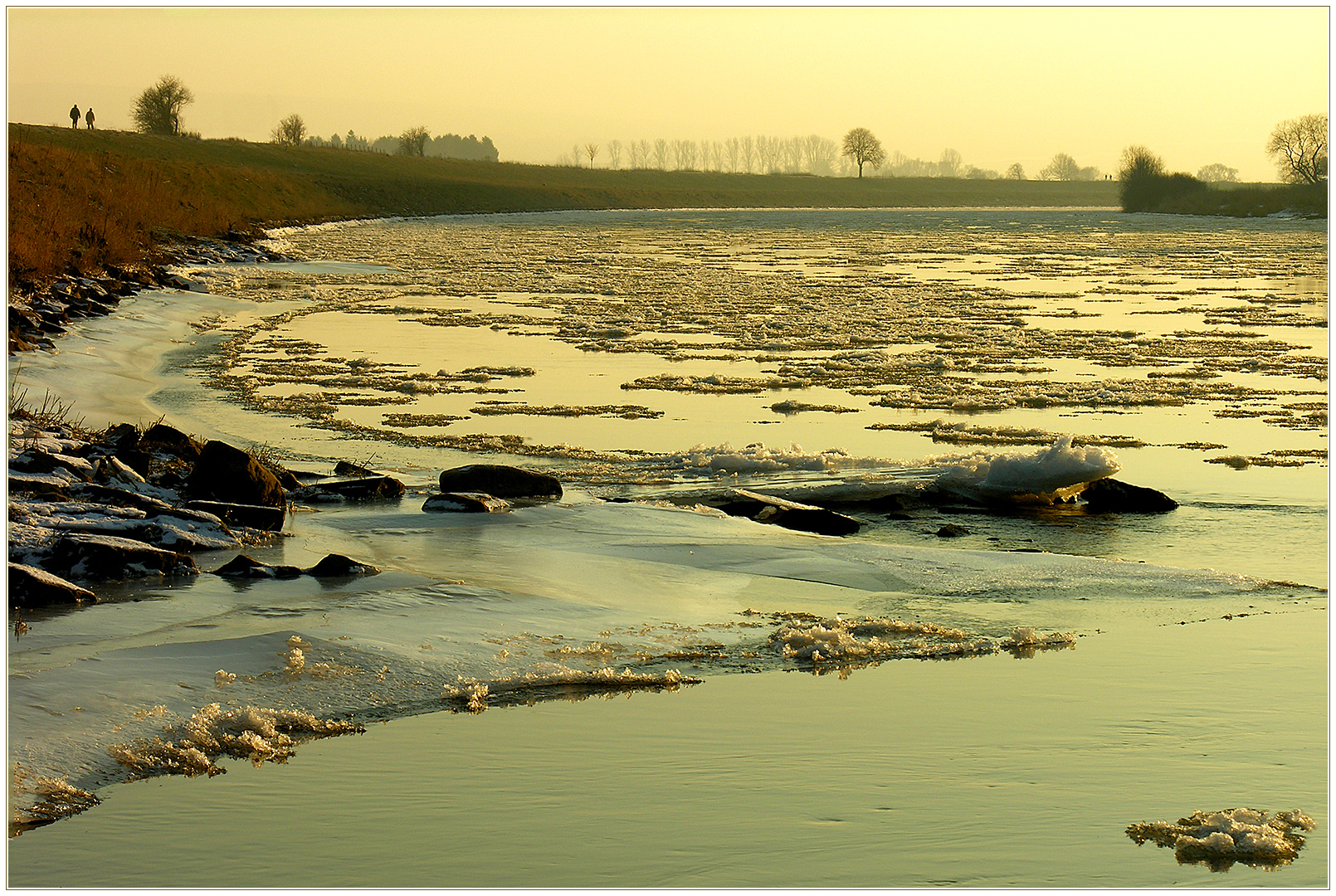 Goldener Eisgang an der Weser... - (5. der Serie: Früher gab´s Winter...) 