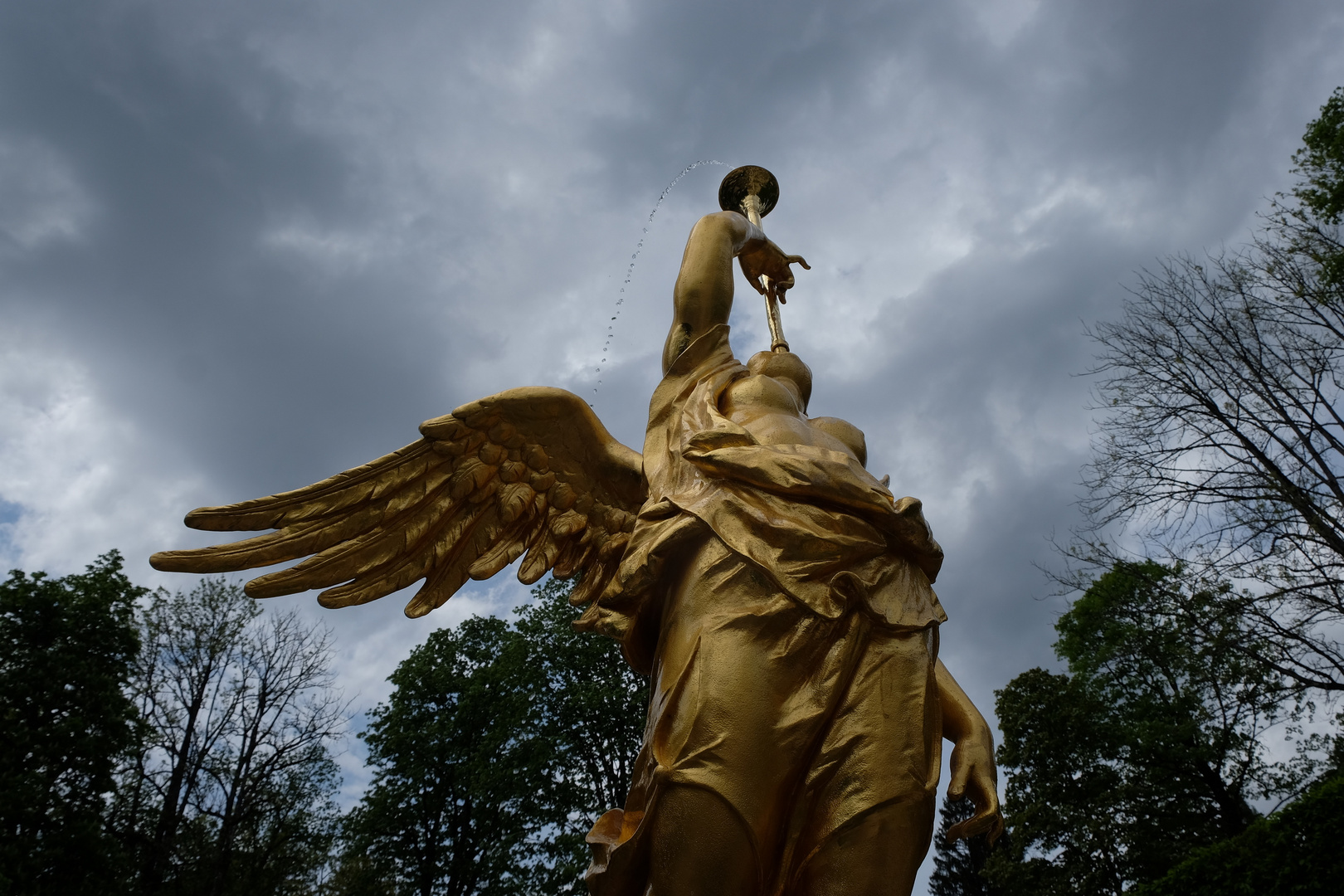 Goldener Engel im Park von Schloss Linderhof