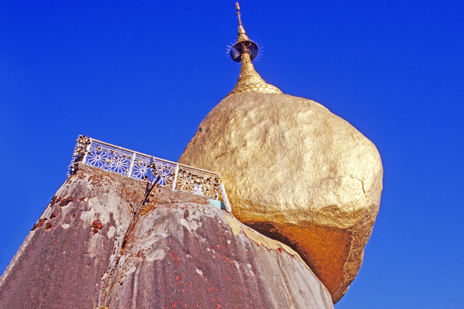 Goldener Felsen, der von dein Buddhisten in Myanmar verehrt wird.