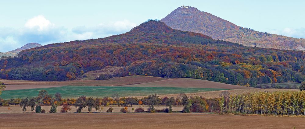 Goldener Herbst am böhmischen Ostry, dem Nachbarn vom Milleschauer,