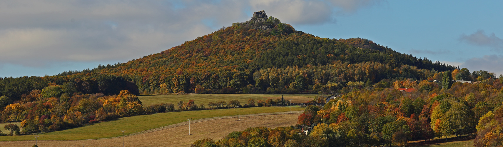 Goldener Herbst am bömischen Hradek mit der Burgruine...