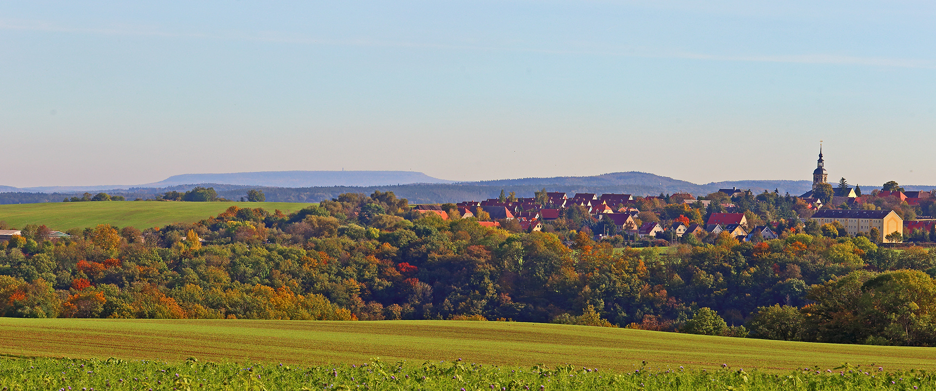 Goldener Herbst in Burkhartswalde und der höchste Gipfel des Elbsandsteingebirges