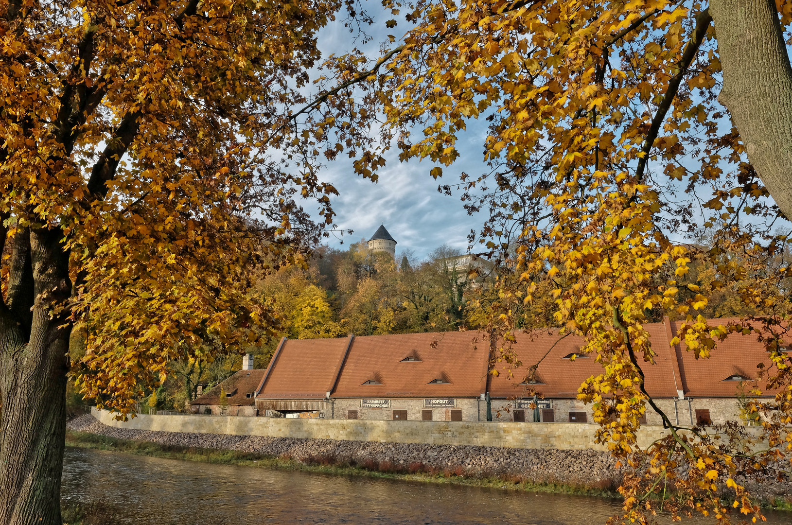 Goldener Herbst mit Blick auf Schloss Osterstein 