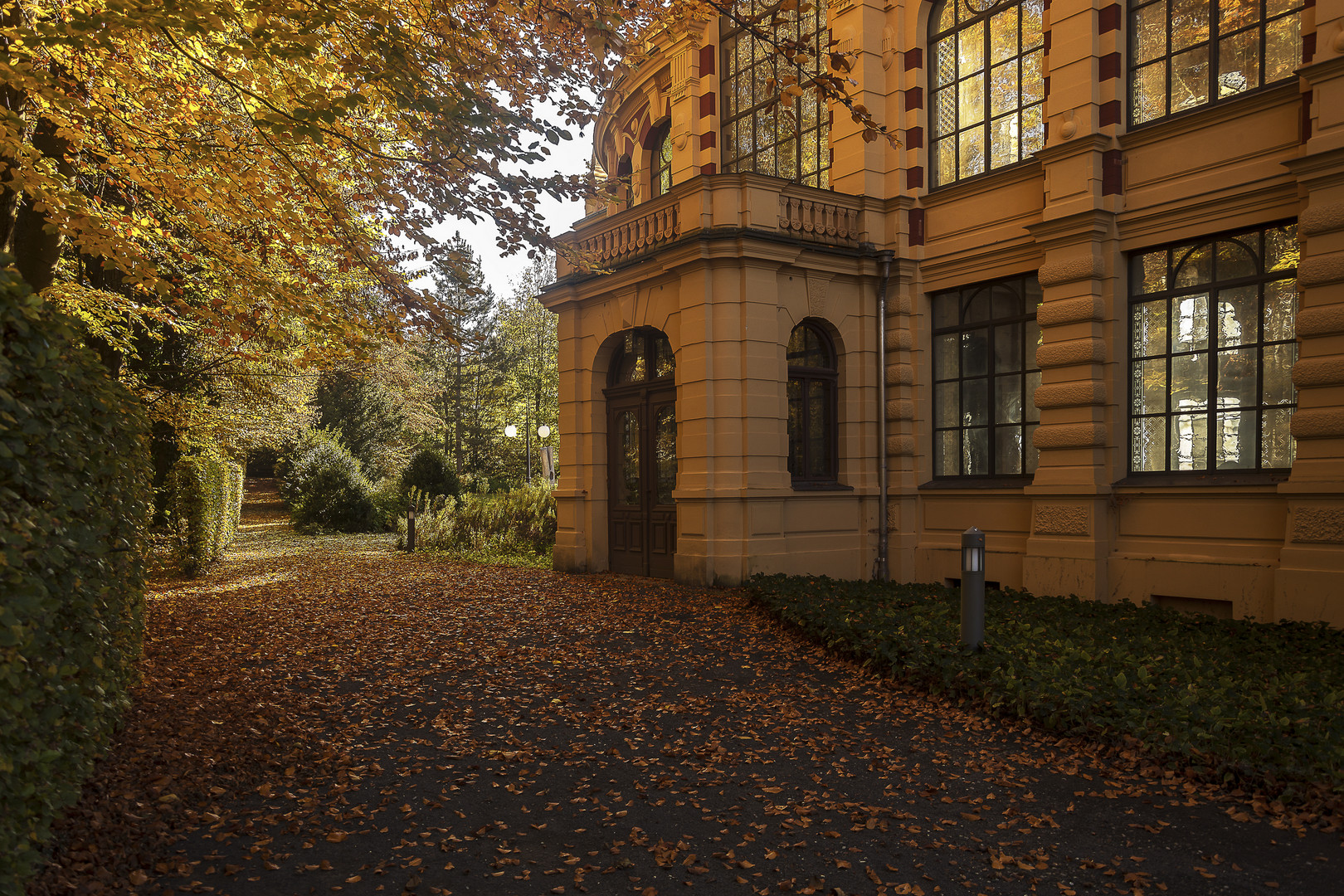 Goldener Herbst um das Parktheater