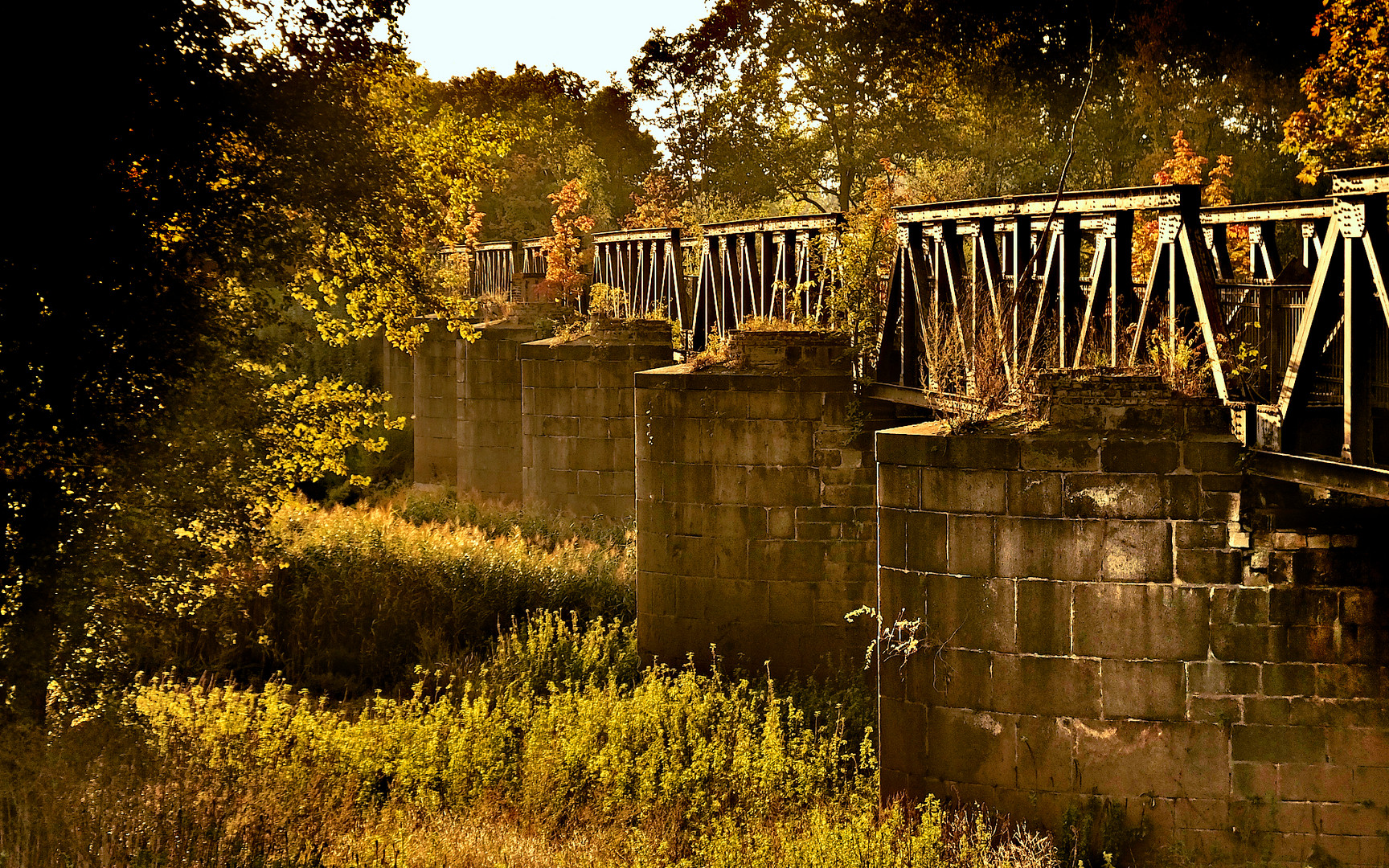 Goldener Herbst und alte Bahnbrücke