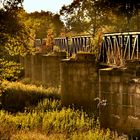 Goldener Herbst und alte Bahnbrücke