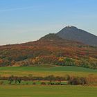 Goldener Herbst vor allem am Ostry, dahinter der Milleschauer (Milesovka)...