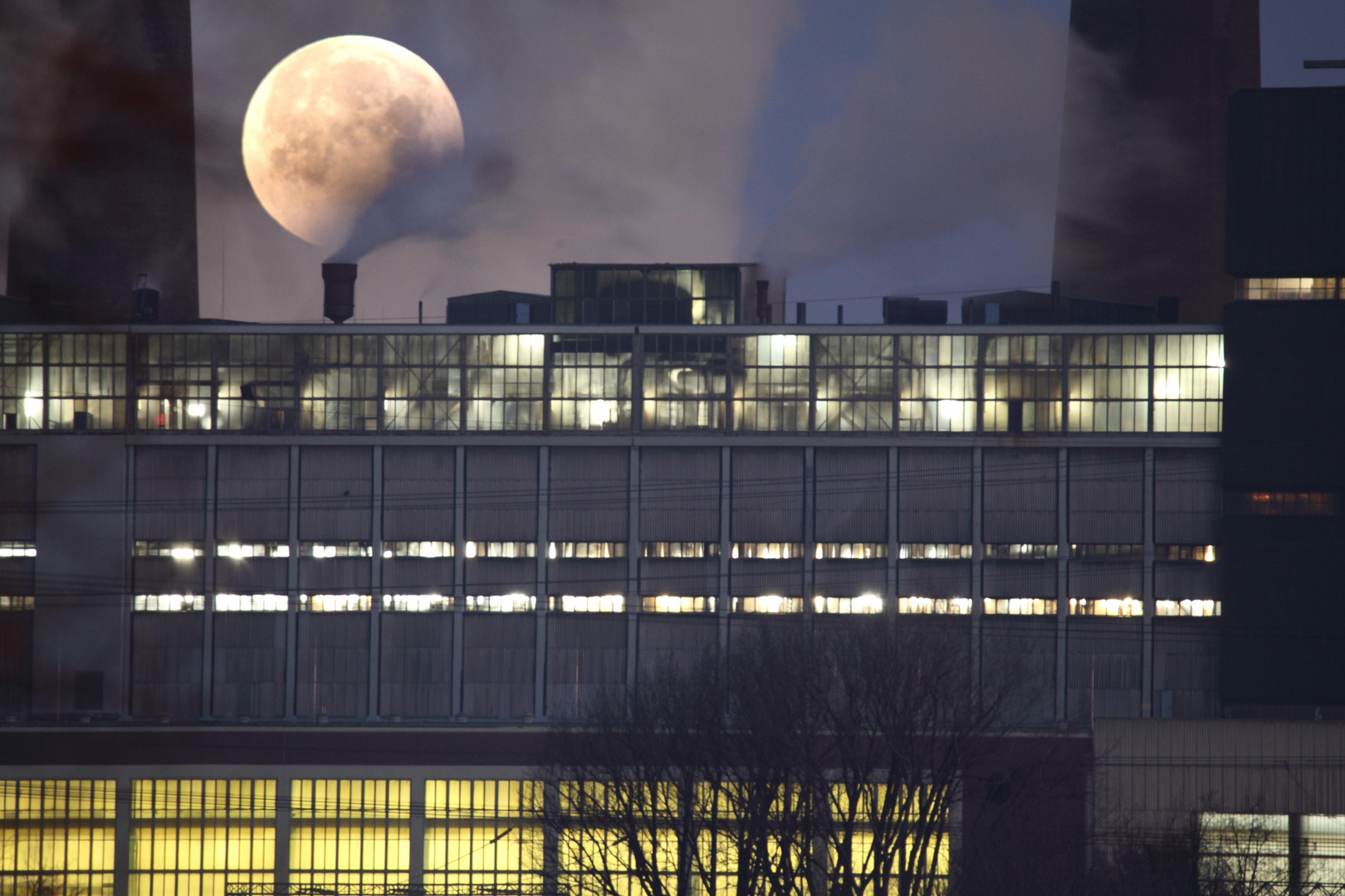 goldener Mond über KW WIS