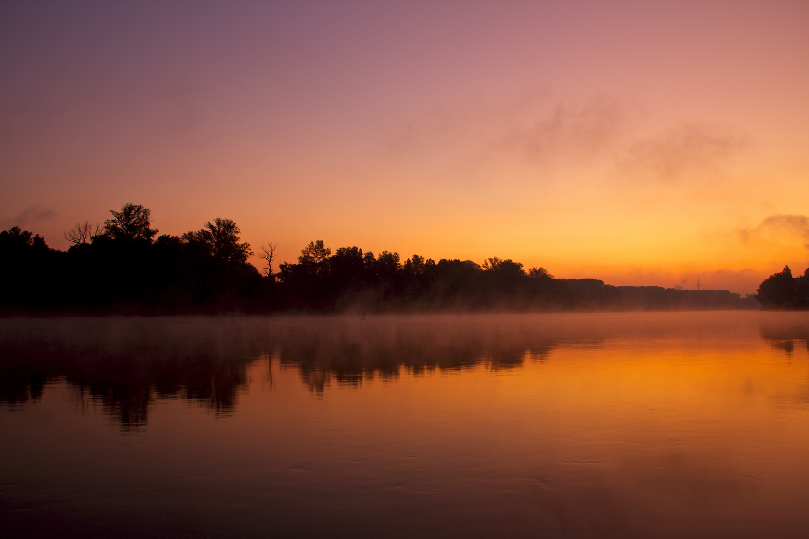 Goldener Nebelsonnenaufgang