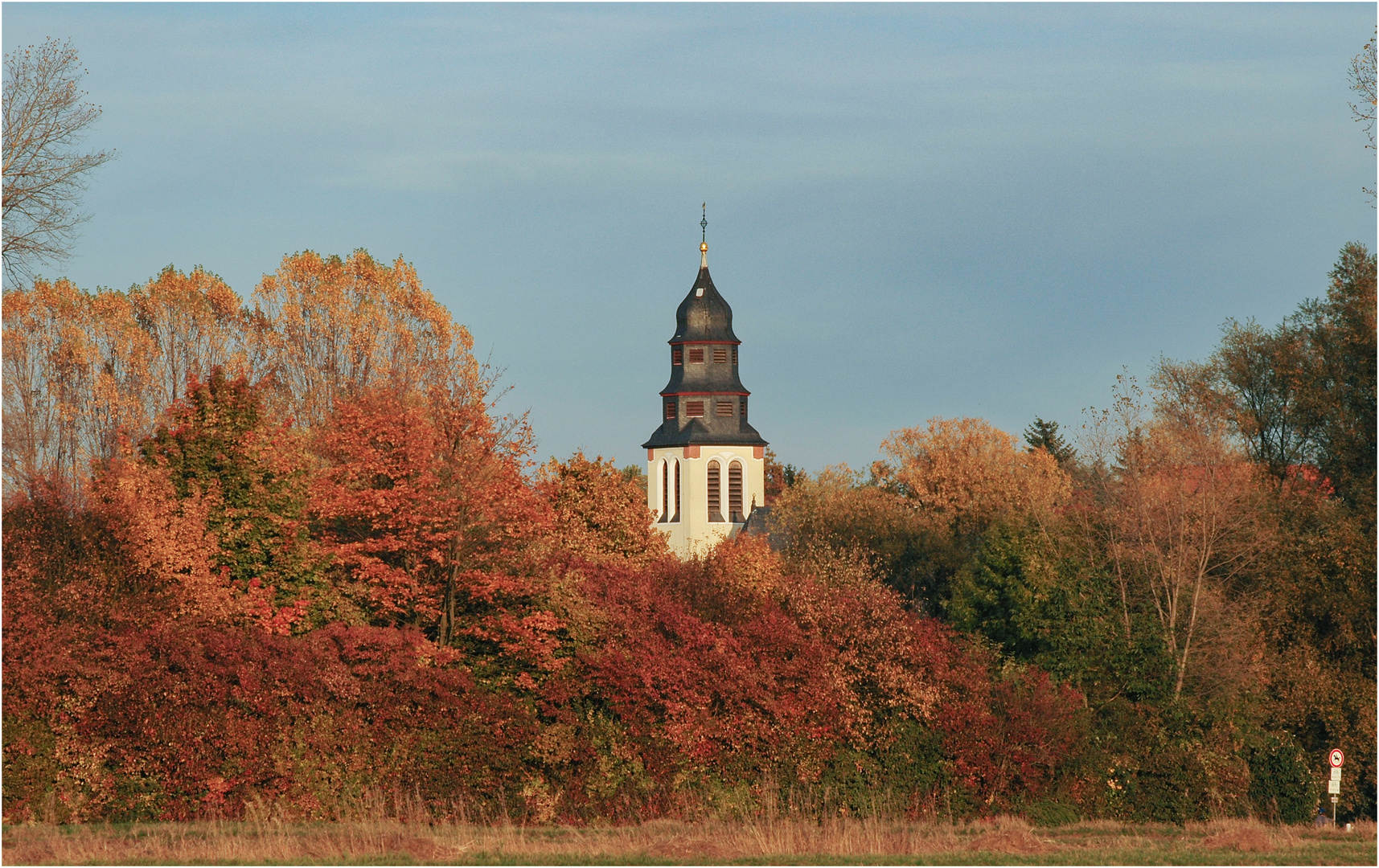 "Goldener Oktober 2005" - Kelsterbacher Kirche im Abendlicht