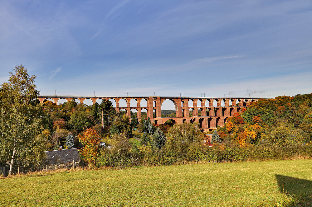 Goldener Oktober an der Göltschtalbrücke