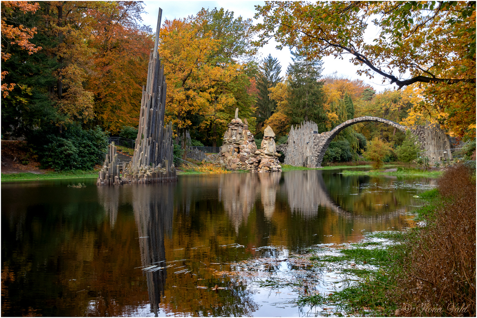 Goldener Oktober an der Rakotzbrücke