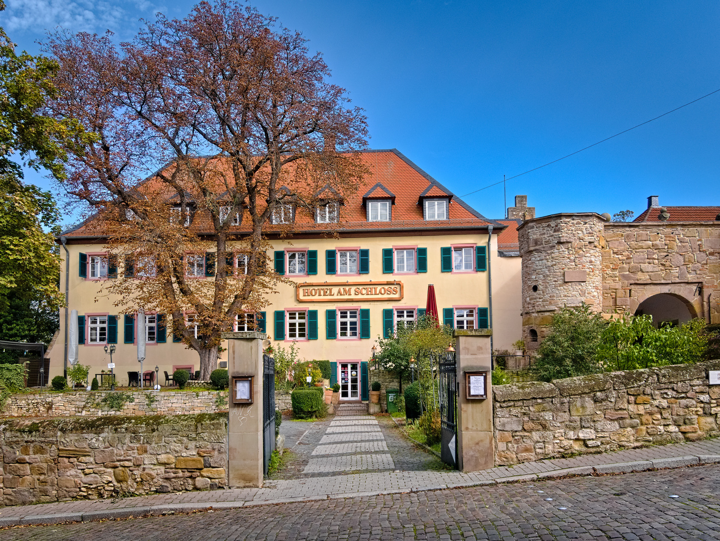 Goldener Oktober in der Alzeyer Amtgasse