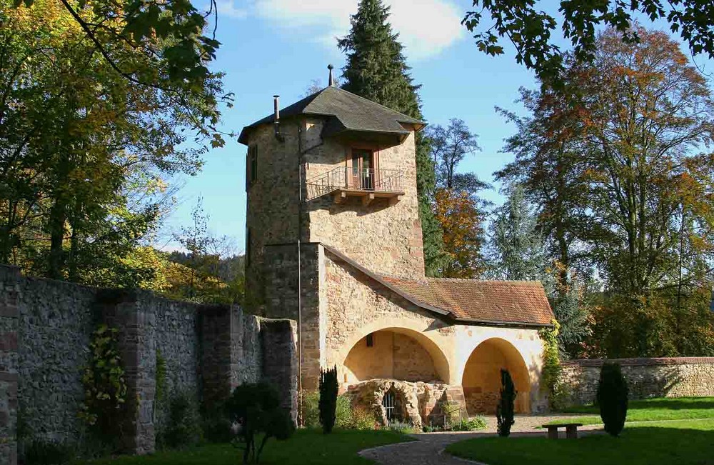 Goldener Oktobertag im Klostergarten hinter St.Marien Gengenbach/Schwarzwald.