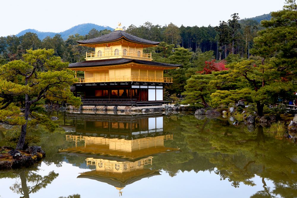 Goldener Pavillon Tempel im Herbst 