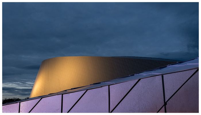 Goldener Planet in blauer Stunde