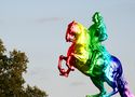 Goldener Reiter zeigt Flagge von Max Löffler 