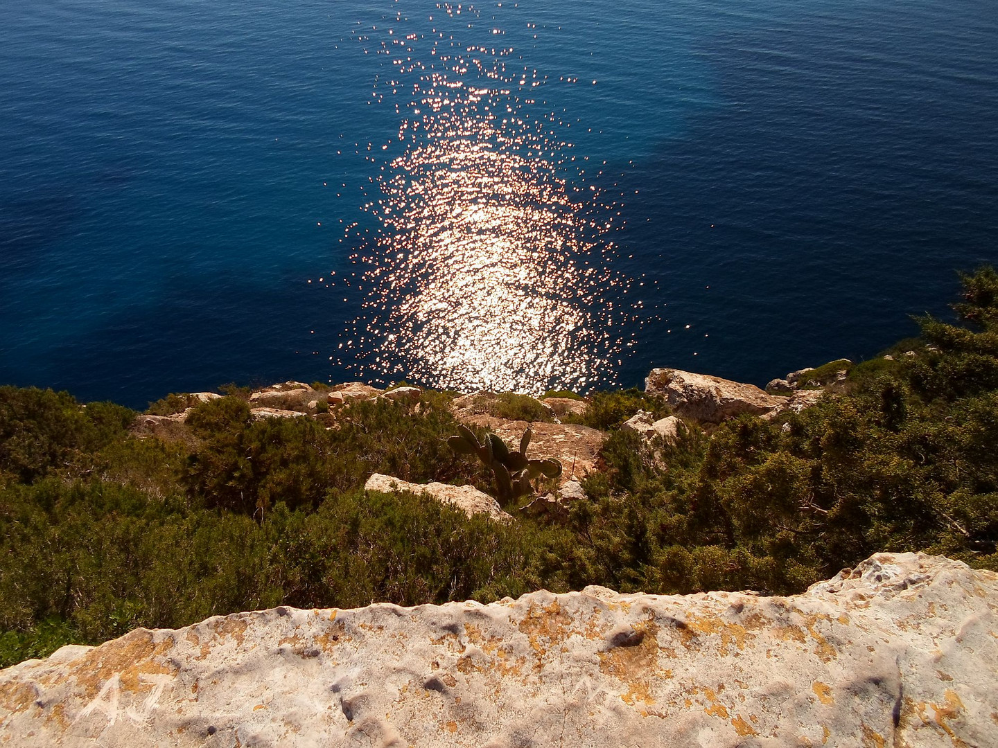 goldener sonnenschein im blauen meer