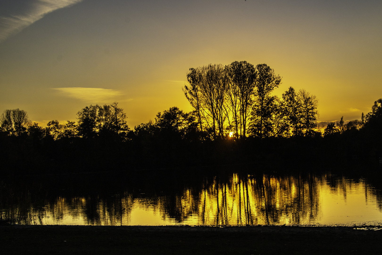 Goldener Sonnenuntergang am See