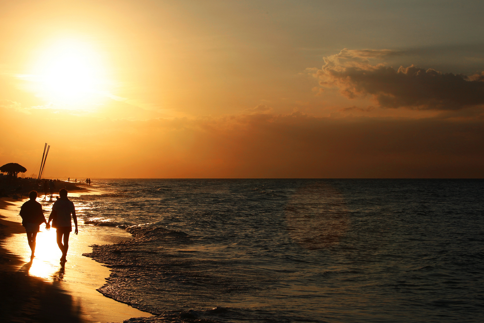 Goldener Sonnenuntergang am Strand