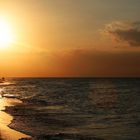 Goldener Sonnenuntergang am Strand