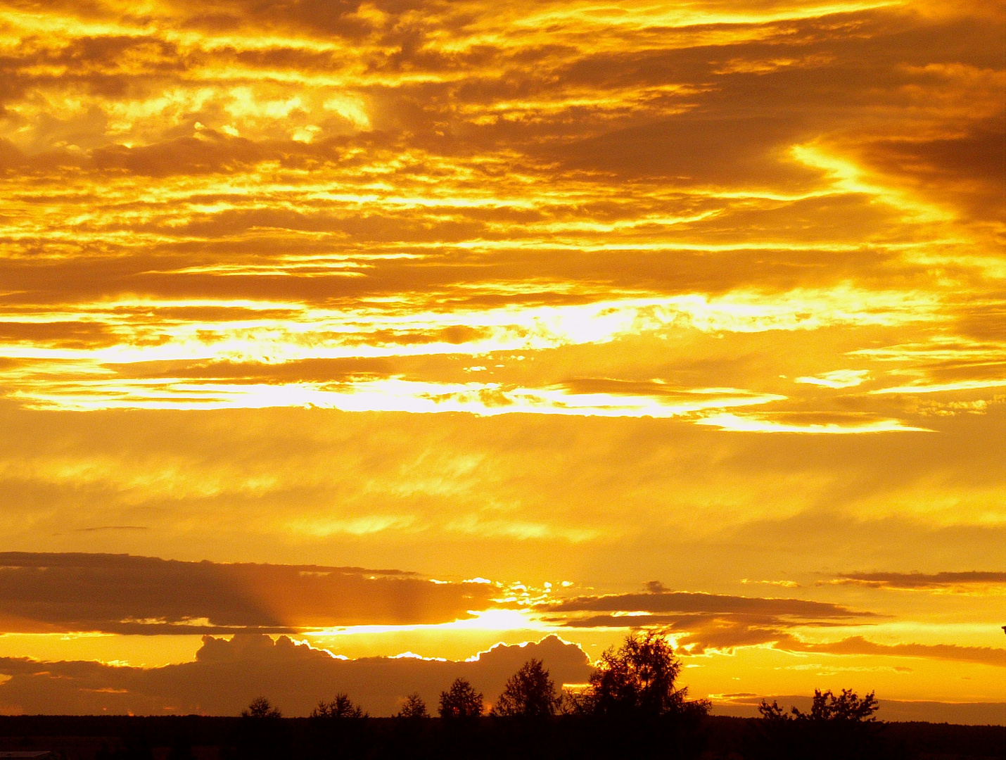 Goldener Sonnenuntergang bei Münchenbernsdorf am Montag 6. August 2012