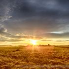 Goldener Sonnenuntergang nach heftigem Gewitter (HDR)