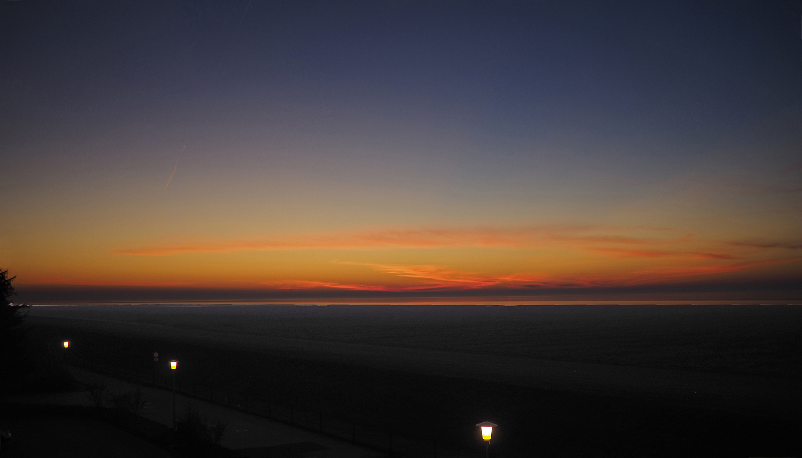 Goldener Sonnenuntergang über dem Wattenmeer