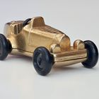 goldener Ü- EI Rennwagen