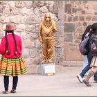 goldener Zwerg und Bauersfrau in the street ... in Peru