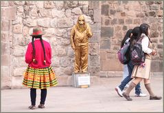 goldener Zwerg und Bauersfrau in the street ... in Peru