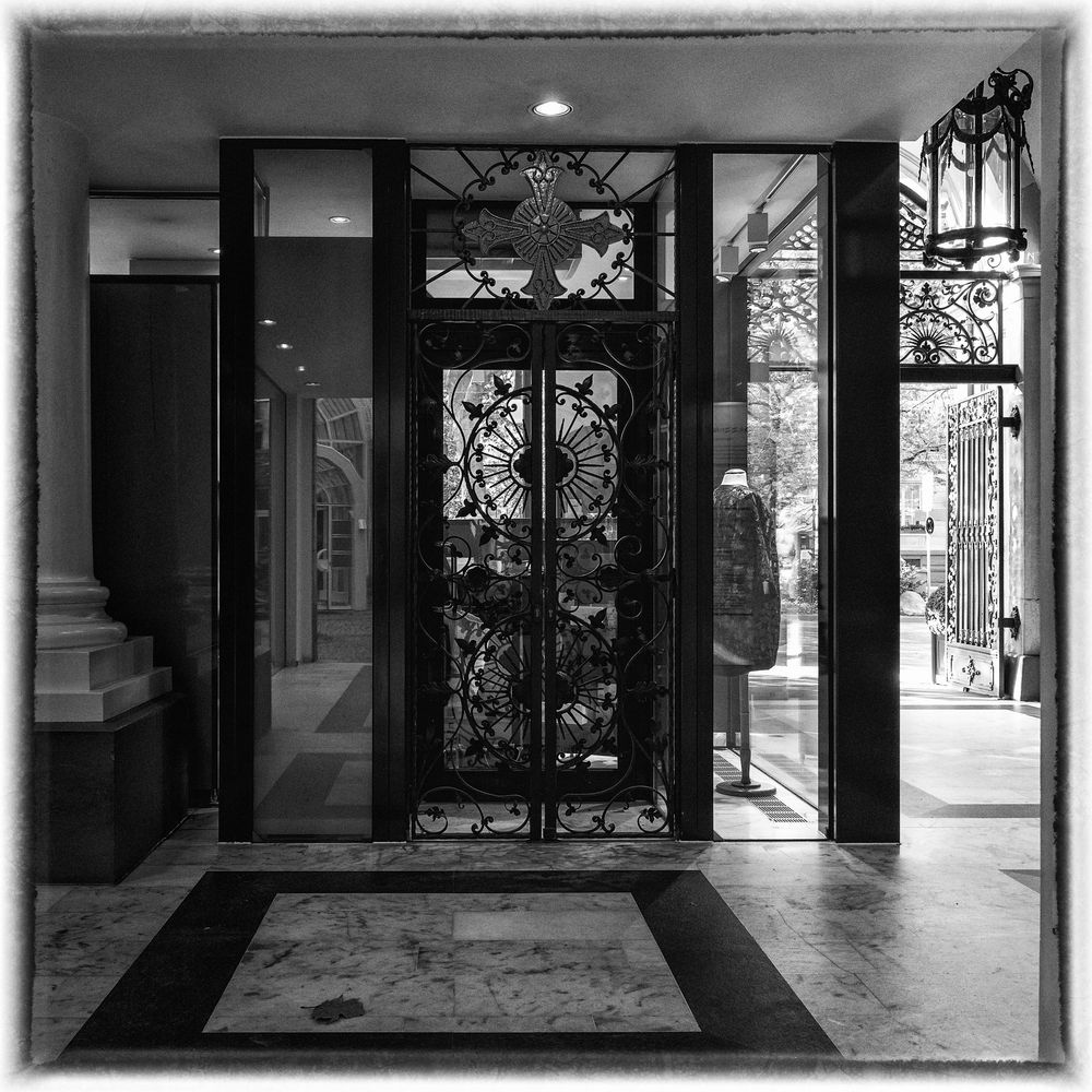 Goldenes Kreuz in BadenBaden (Augusta Arcaden)_02 Foto & Bild street