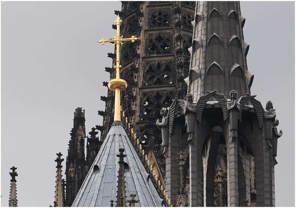 Goldenes Kreuz und die Engel vom Mittelturm