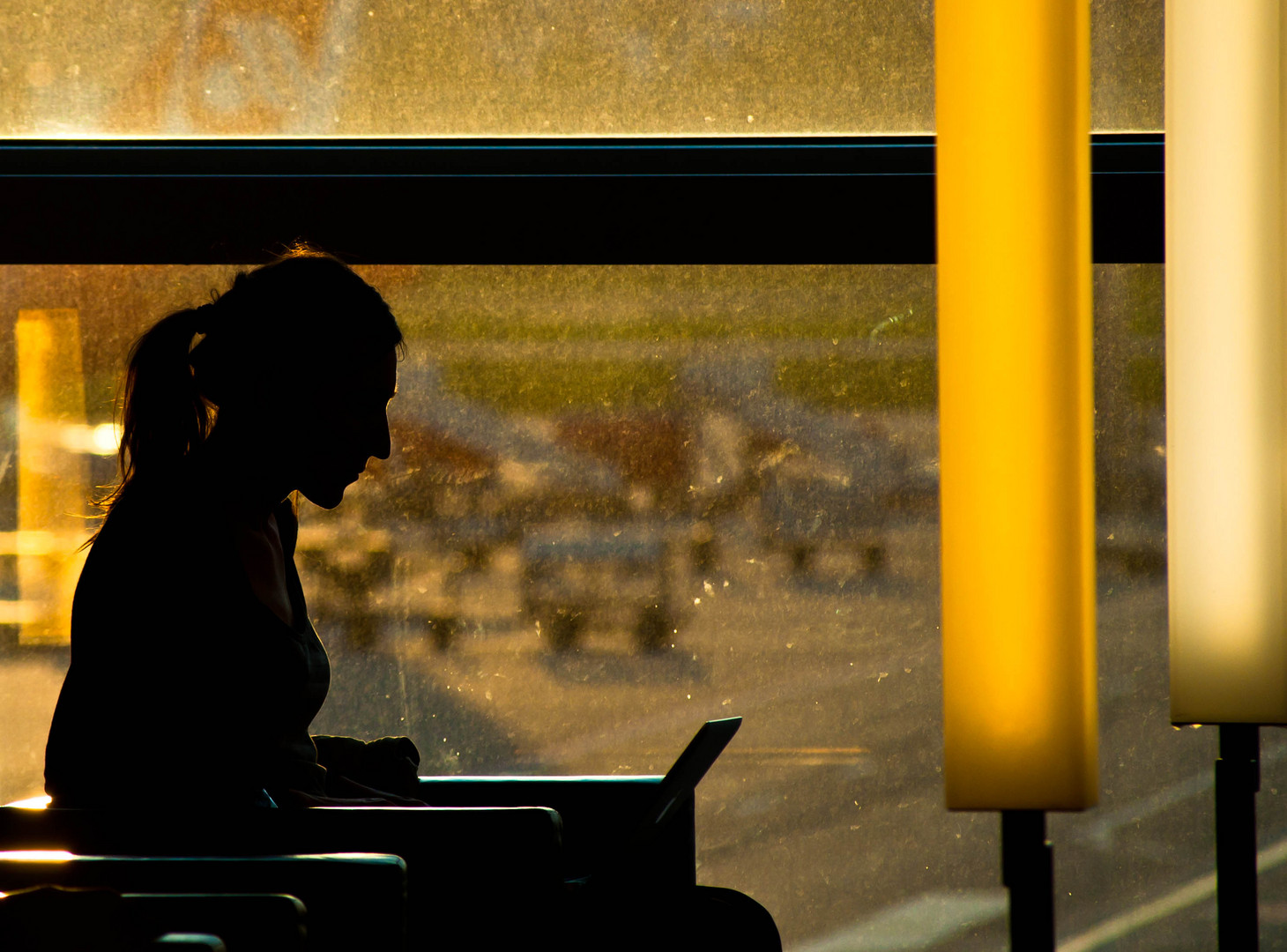 goldenes licht am airport