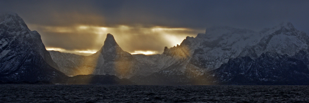 Goldenes Licht am Vestfjord