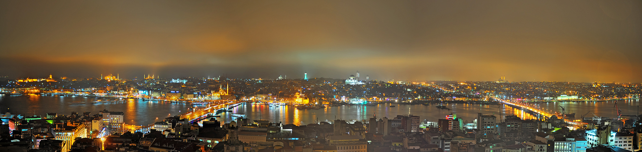 Goldenes Licht über dem Goldenen Horn (Panorama nach rechts schieben)