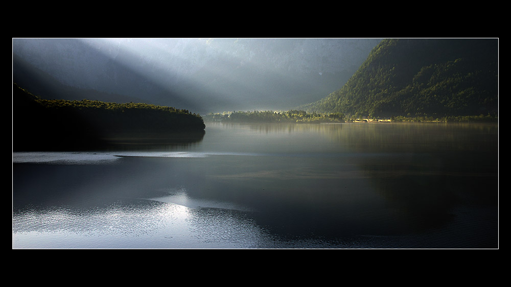 Goldenes Licht über dem See