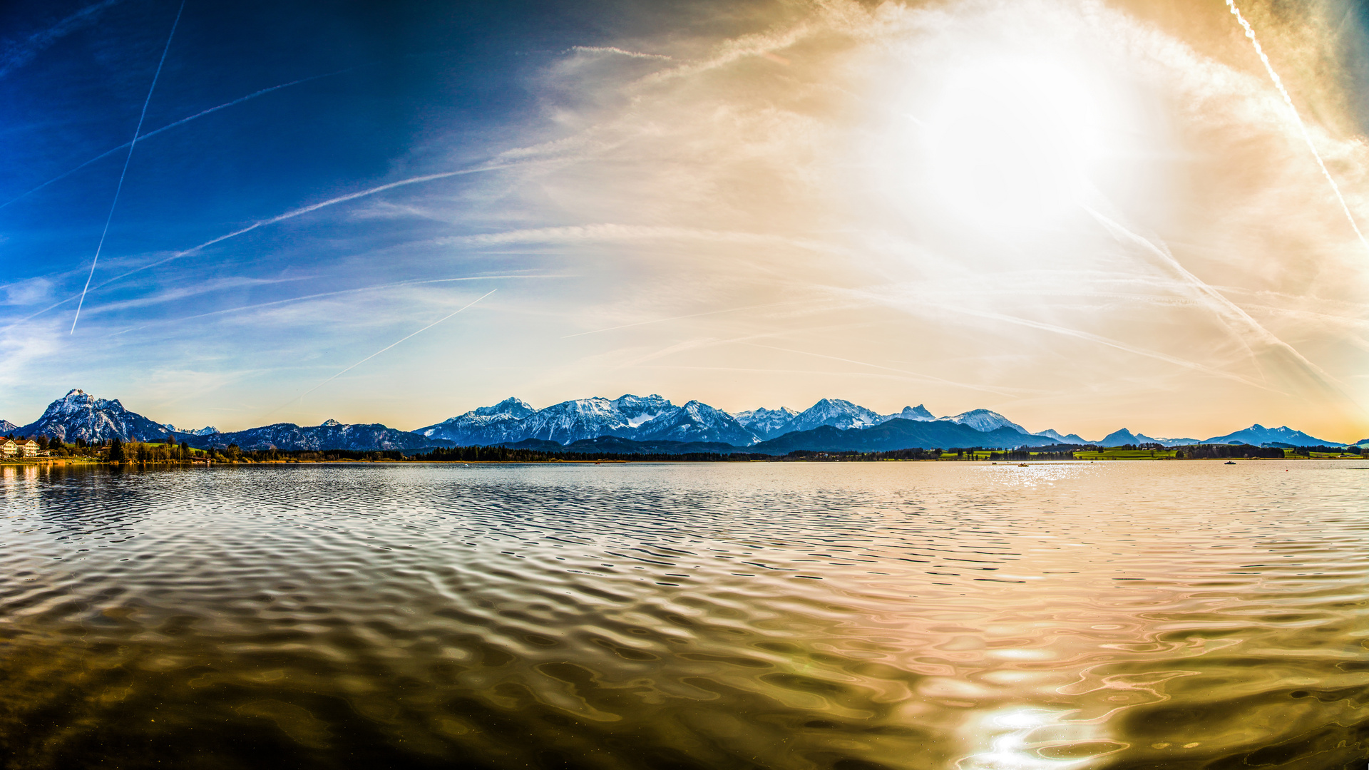 goldenes Wasser, blaue Berge