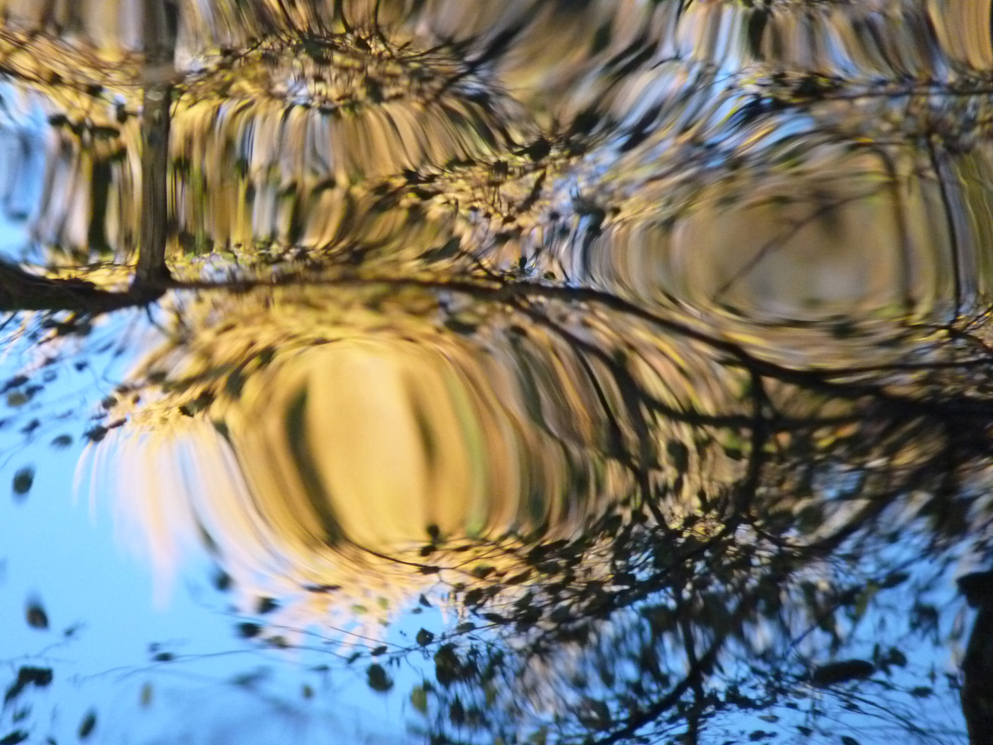 Goldenes Wasserspiel